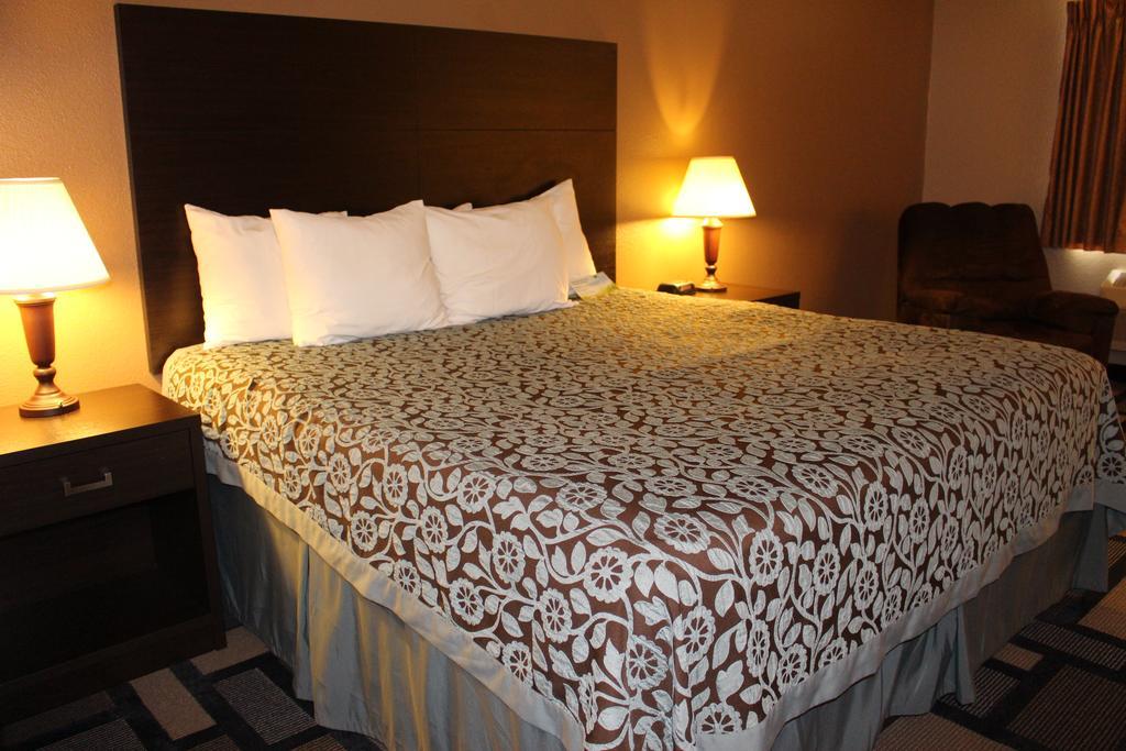 Days Inn By Wyndham Watertown Cameră foto