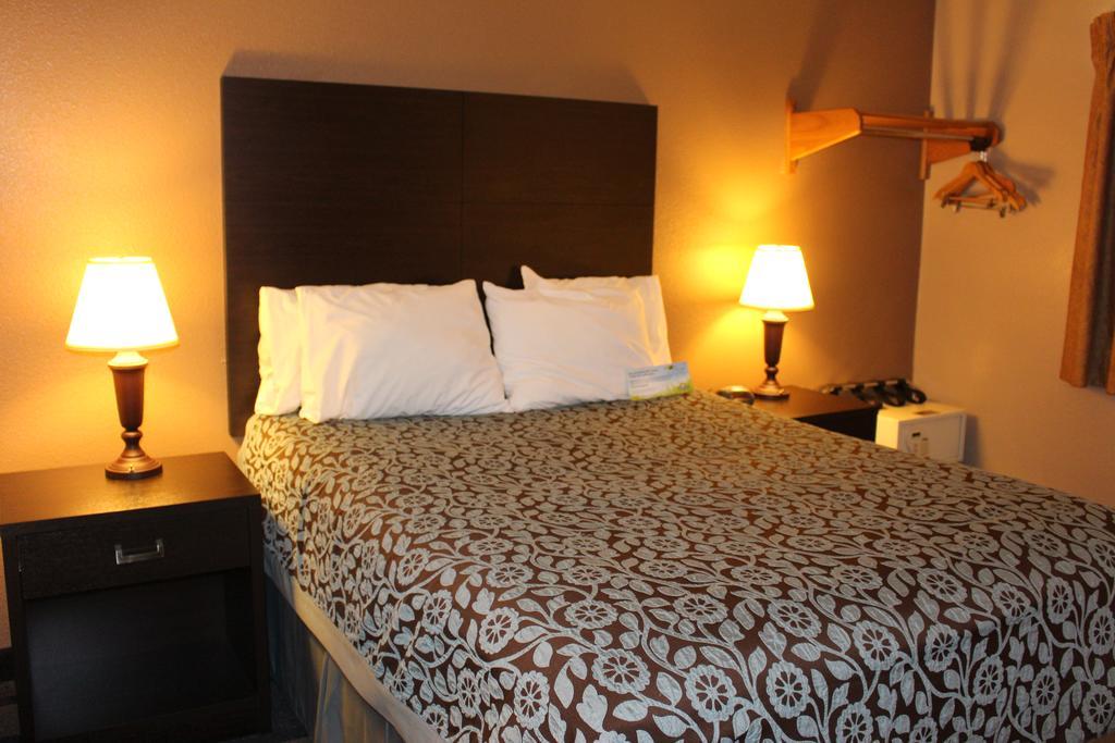 Days Inn By Wyndham Watertown Cameră foto